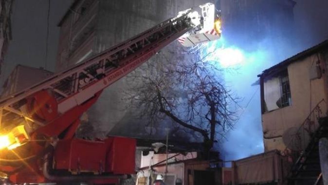 Beyoğlu&#039;ndaki yangın vatandaşı korkudan bayılttı