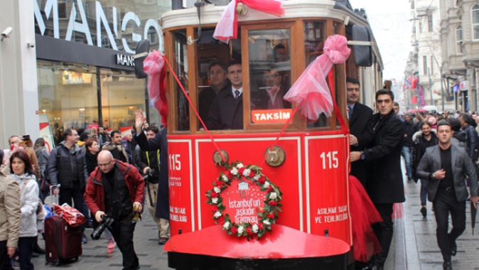 Beyoğlu&#039;nun simgesi Nostaljik Tramvay seferlere başladı