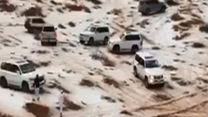 Birleşik Arap Emirlikleri’nde çöle kar yağdı