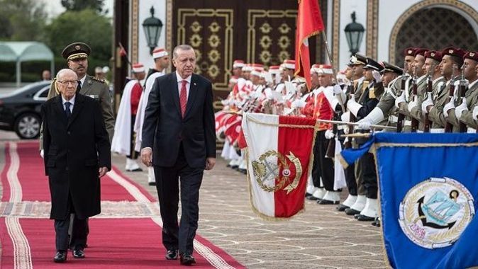 Cumhurbaşkanı Erdoğan, Tunus&#039;ta resmî törenle karşılandı