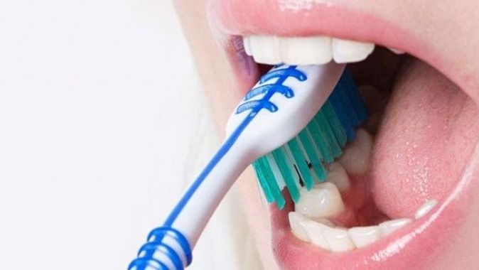 Diş fırçalarken bunlara dikkat (Diş Nasıl Fırçalanır, Dişimi Kaç Dakika Fırçalamalıyım?)