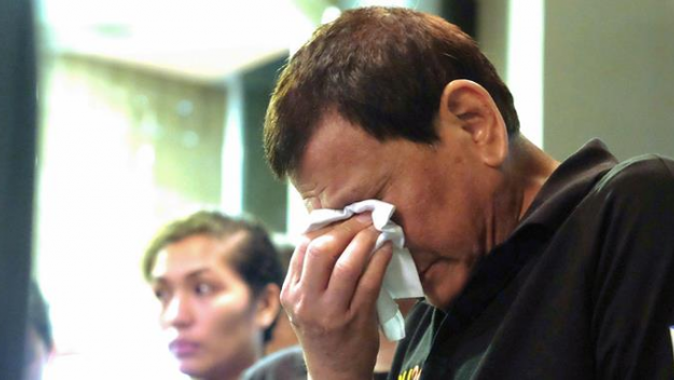 Filipinler&#039;deki tayfun ve yangın, Duterte&#039;yi gözyaşlarına boğdu