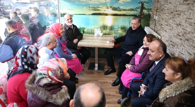 Erdoğan börekçiye gidip, vatandaşlarla sohbet etti