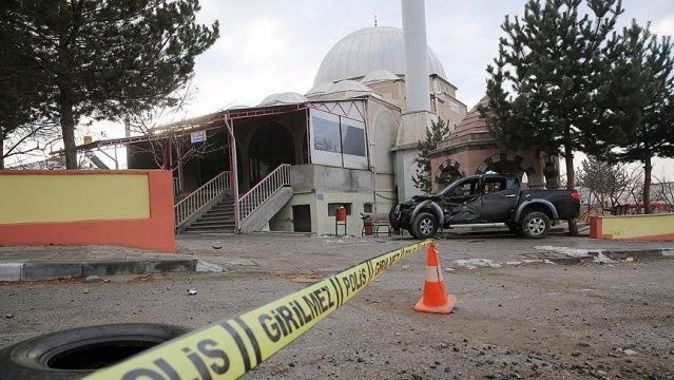 Erzincan&#039;da kamyonet cami avlusuna girdi: 2 yaralı