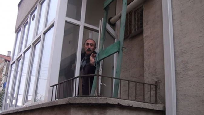 Ev sahibine yakalanmamak için balkon penceresinden eve girip çıktı