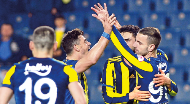 Fenerbahçe, İstanbulspor&#039;u İspanyol yıldızın golleriyle geçti