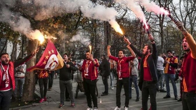 Galatasaray taraftarları derbiye hazırlanıyor