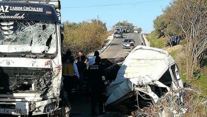 Göçmenleri taşıyan minibüs ile kamyon çarpıştı: 10 ölü, 6 yaralı