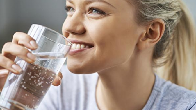Günde kaç bardak su içmeliyiz? (Su içmenin faydası nedir? Su içmenin zayıflamaya faydaları)