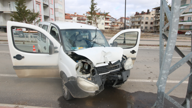 Hafif ticari araç elektrik direğine çarptı: 2 yaralı