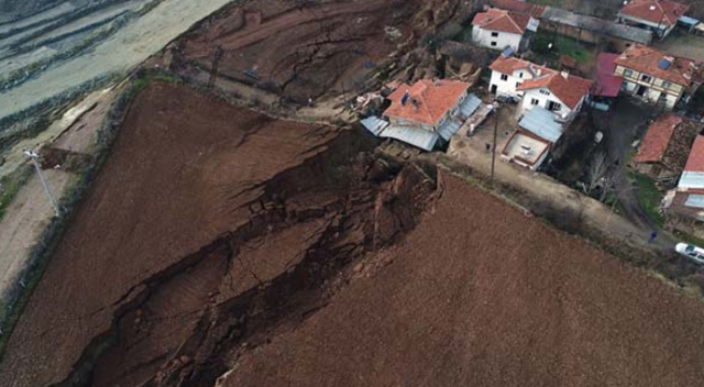 Heyelan sonrası zarar gören köy havadan böyle görüntülendi