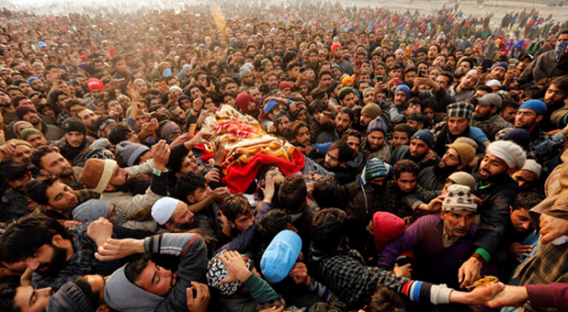 Hindistan&#039;da öldürülen militanların cenazelerinde olay!