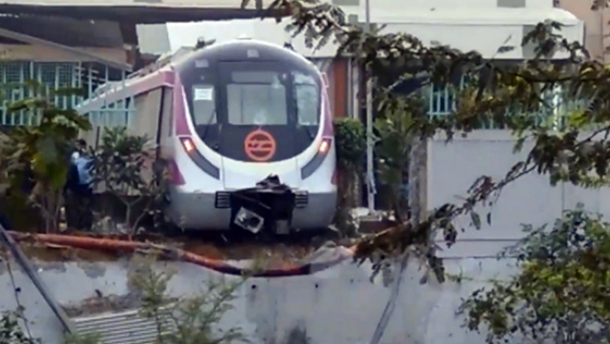 Hindistan&#039;da sürücüsüz metro duvara çarptı