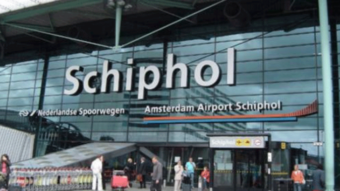 Hollanda&#039;da havaalanında polise saldırı