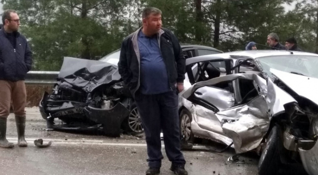 İki otomobil kafa kafaya çarpıştı: 1 ölü, 7 yaralı