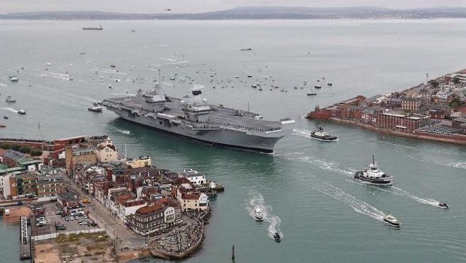 İngiltere&#039;nin 3 milyar sterlinlik yeni uçak gemisi su alıyor