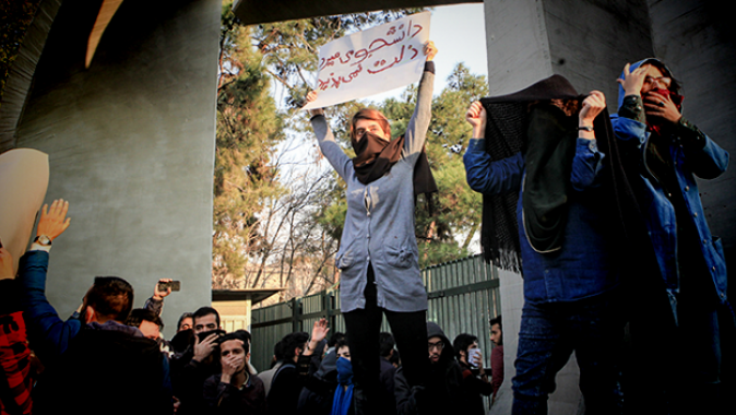 İran&#039;da tansiyon yükseliyor! Rejim yanlıları da sokaklara indi