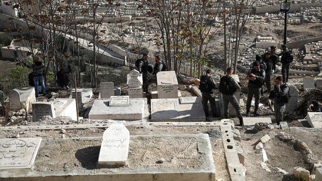 İsrail polisi, tarihî Müslüman mezarlığına baskın düzenledi