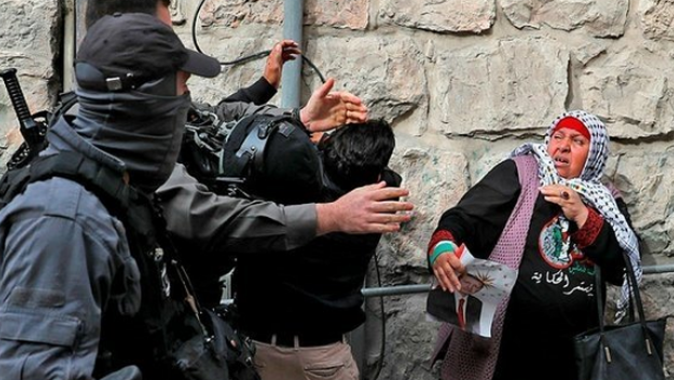İsrail polisinden Cumhurbaşkanı Erdoğan posteri taşıyan kadına saldırdı