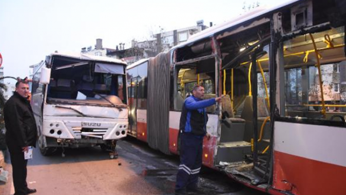 İzmir&#039;de freni boşalan servis otobüse çarptı: 13 yaralı