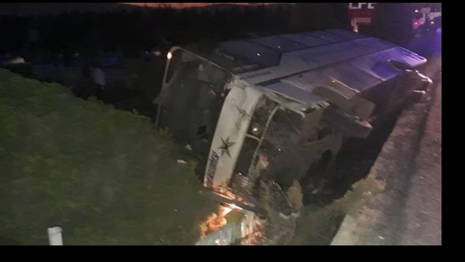 İzmir&#039;de minibüs devrildi, 11 yaralı var