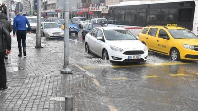 İzmir&#039;de sağanak yağış