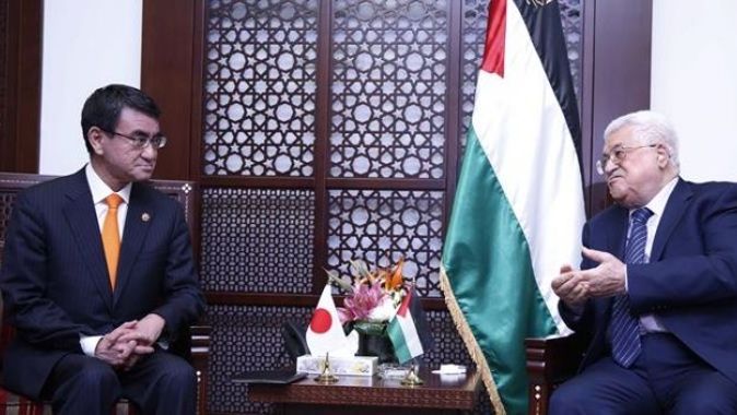 Japonya Dışişleri Bakanı Filistin&#039;de Abbas ile görüştü