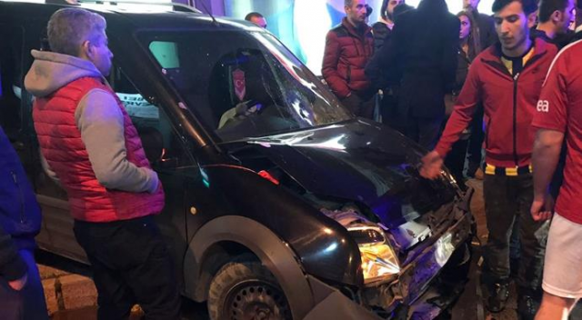 Kadıköy&#039;de araç kaldırımdaki yayalara çarptı: 2 ağır yaralı
