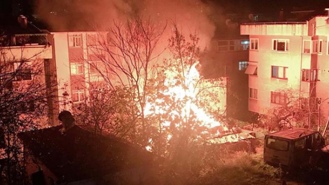 Kadıköy&#039;de gece kondu alev alev yandı