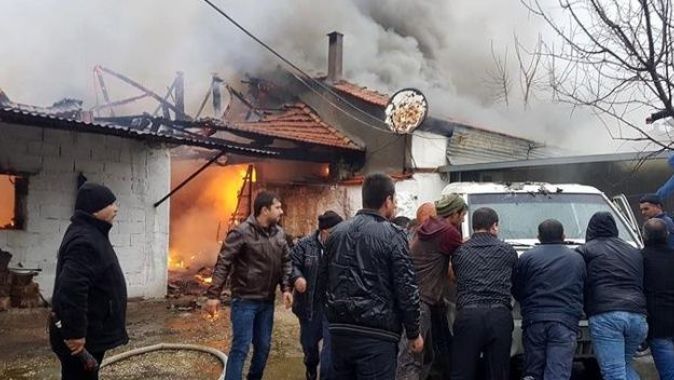Kırkağaç&#039;taki yangında bir ev yandı