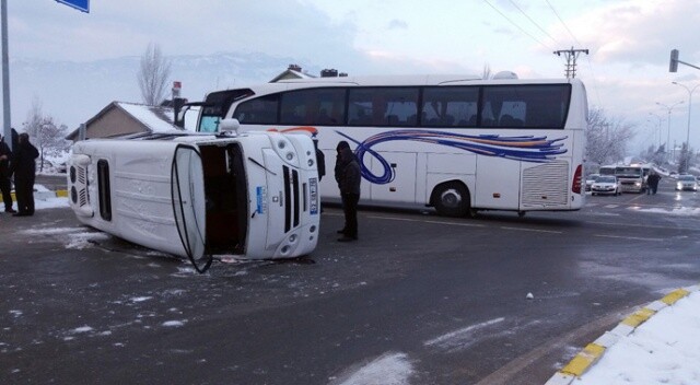 Konya&#039;da öğrencisi servisi ile yolcu otobüsü çarpıştı: 18 yaralı