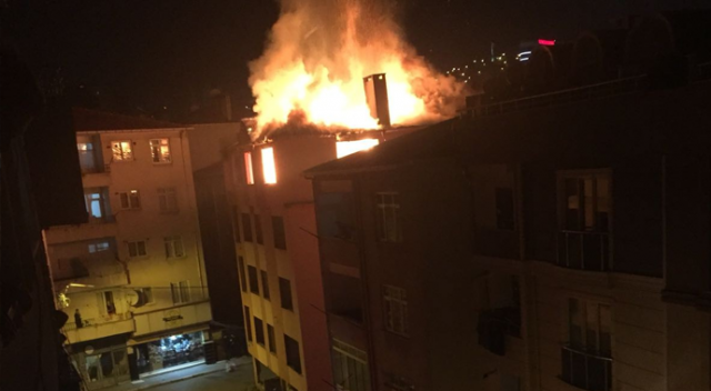 Madde bağımlıları 4 katlı binayı ateşe verdi
