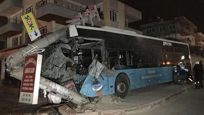 Mersin&#039;de trafik kazası: 15 yaralı
