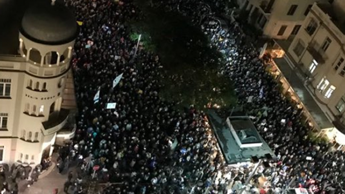 On binlerce İsrailli Netanyahu&#039;yu protesto etti