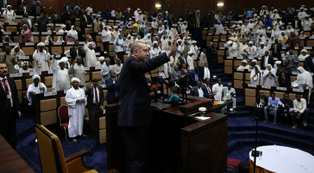 Sudanlı vekiller Erdoğan&#039;ı tekbirlerle karşıladı