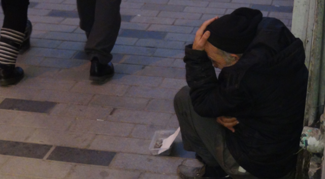 Taksim’de &#039;ağlayan dilenci&#039; zabıtalar tarafından yakalandı