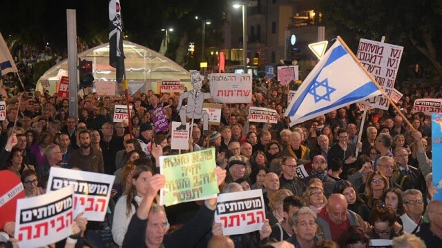 Tel Aviv&#039;de binlerce kişi Netanyahu&#039;yu protesto için sokaklara döküldü