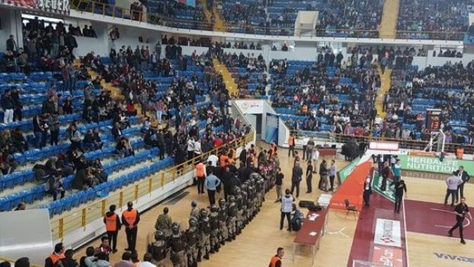 Trabzonspor - Fenerbahçe Doğuş maçına olaylar nedeniyle ara verildi