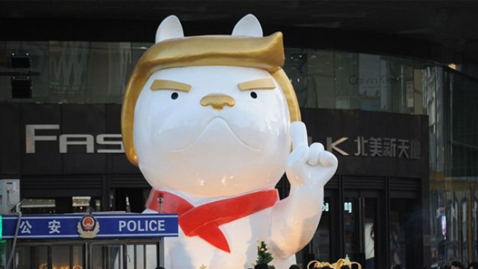 Trump&#039;a benzeyen köpek heykeli diktiler
