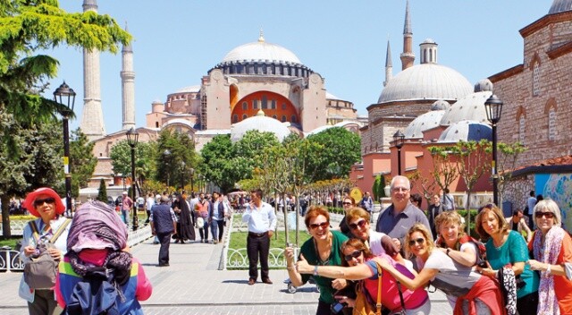 Turistler İstanbul ve Antalya’ya koştu
