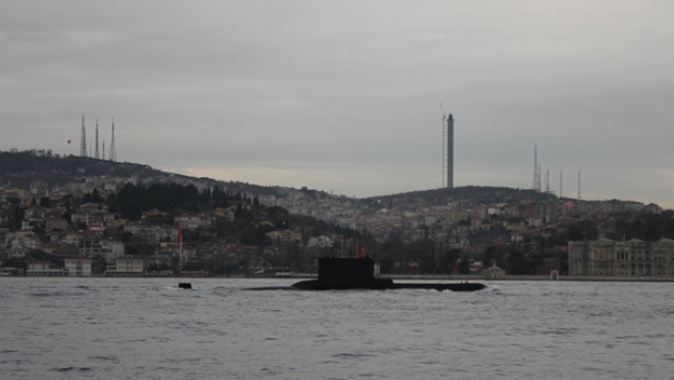 Türk denizaltısı İstanbul Boğazı&#039;ndan geçti