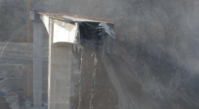 Türkiye&#039;nin en büyük &#039;Konsol Viyadüklü Asma Köprüsü&#039; çöktü
