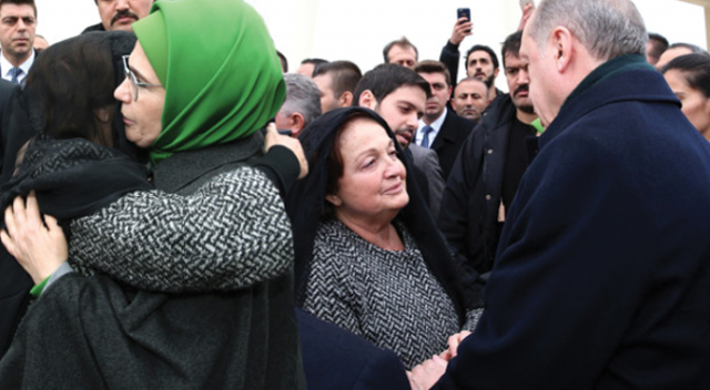 Yavuz Yılmaz&#039;ın cenazesinde Erdoğan ile Yılmaz birbirlerine sarılıp ağladı