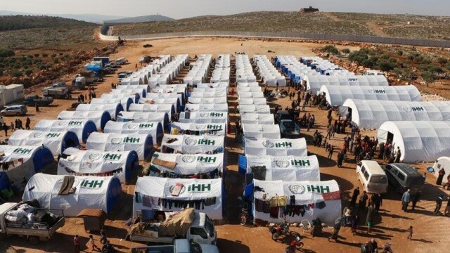 &#039;Hama&#039;dan göç eden 200 aile İdlib kırsalına kurulan çadır kampına yerleştirildi&#039;