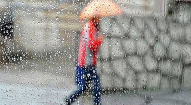 Adana&#039;da sağanak yağış hayatı felç etti