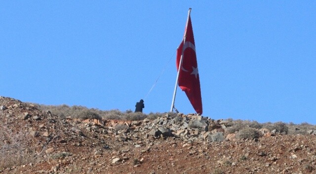 Afrin sınırına dev Türk bayrağı