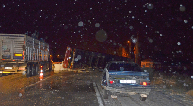 Amasya&#039;da zincirleme kaza! Yol 3 saat trafiğe kapandı