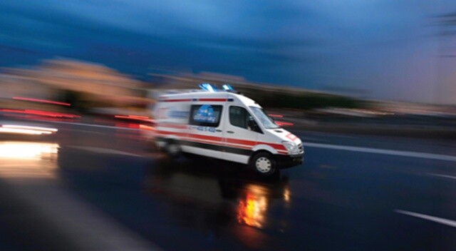 Ambulans ile hafif ticari araç çarpıştı: 3 yaralı