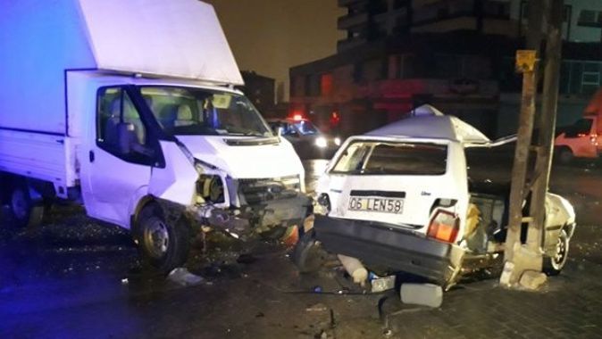 Ankara&#039;da otomobil ile kamyonet çarpıştı, çok sayıda yaralı var