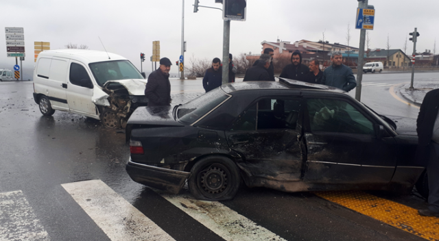 Ankara&#039;da trafik kazası: 2 yaralı
